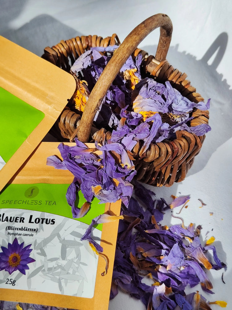 Blauer Lotus 25g Blütenblätter lose in einem kleinen Körbchen