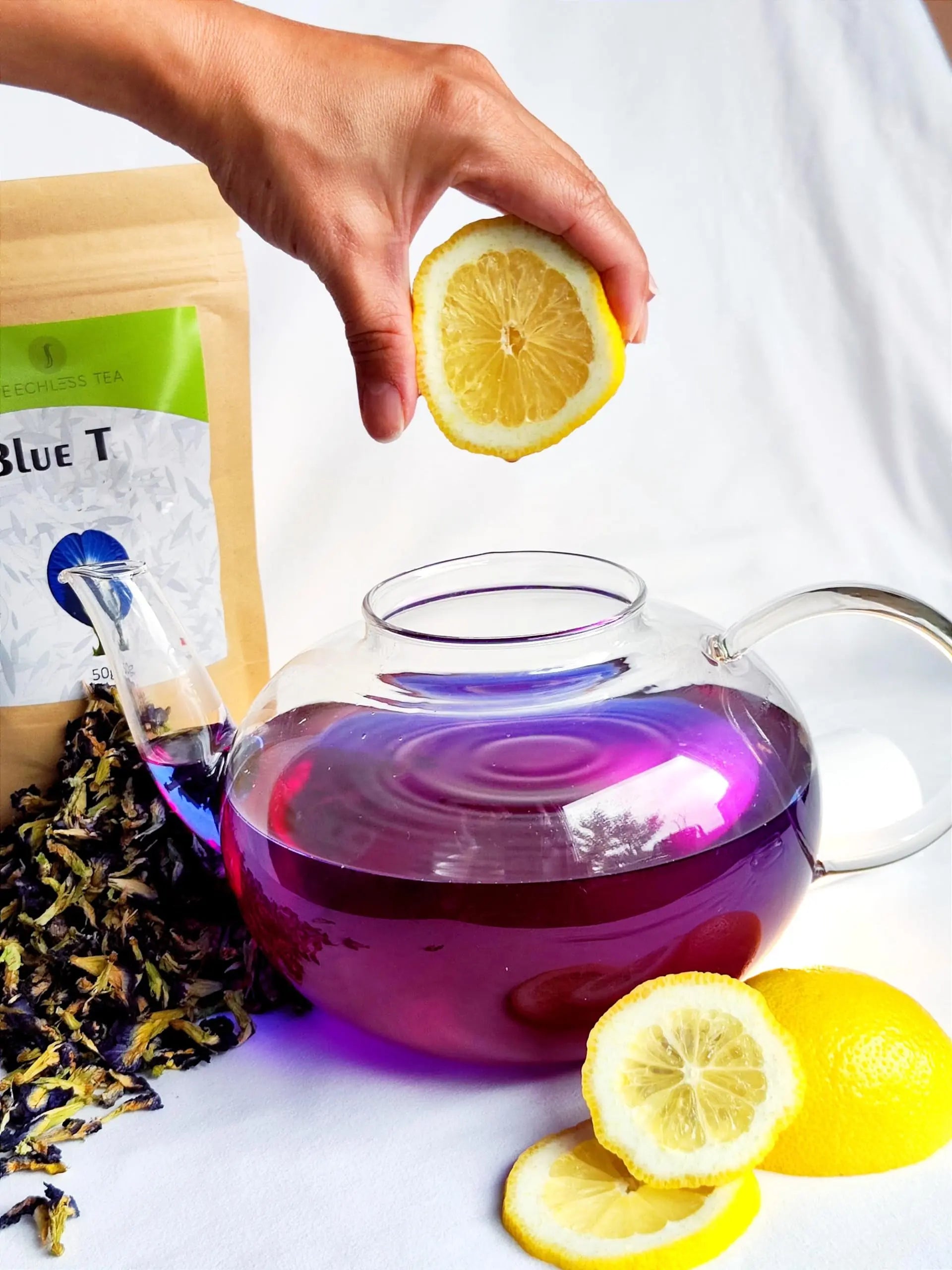 blauer tee mit zitronensaft zugabe wird lila