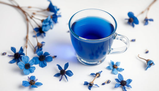 Butterfly Pea Tee in einer Tasse mit seiner charakteristischen blauen Farbe